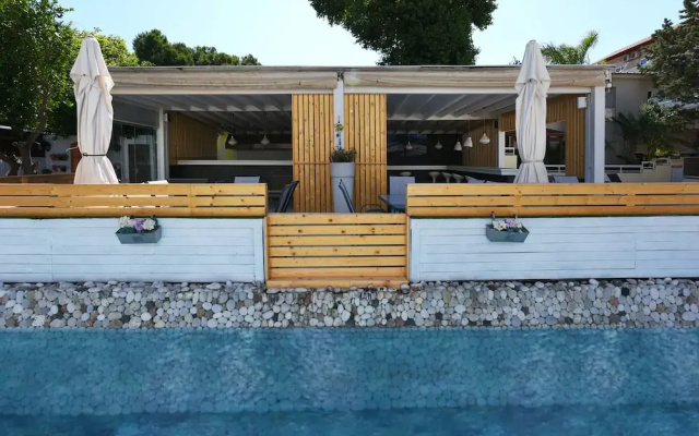 Rhodes Superior Suite - Summertime Poolside