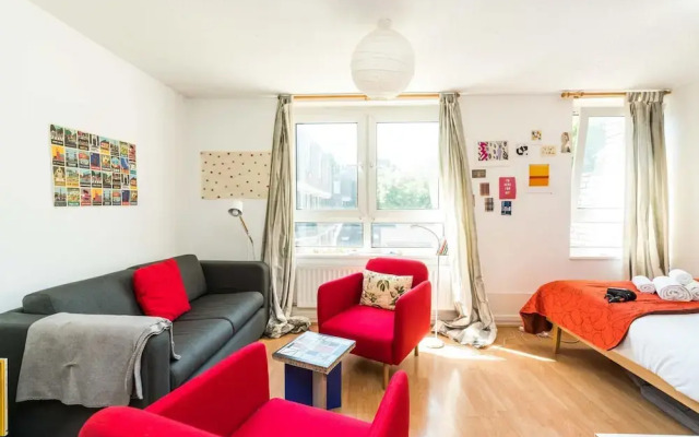 Bright & Cosy Studio Close to Central London