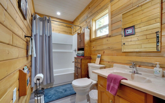 3-cabin Base w/ Lake Access: Dogs Welcome!
