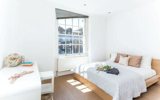 Gloucester Terrace by Lime Street