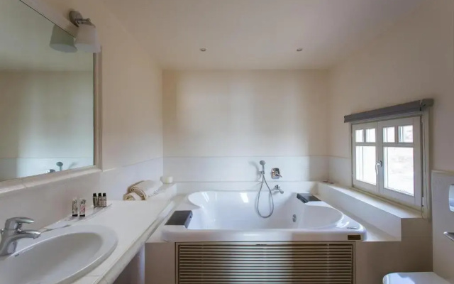Villa Itis Luxury Suite with Balcony, Panoramic View & Jacuzzi