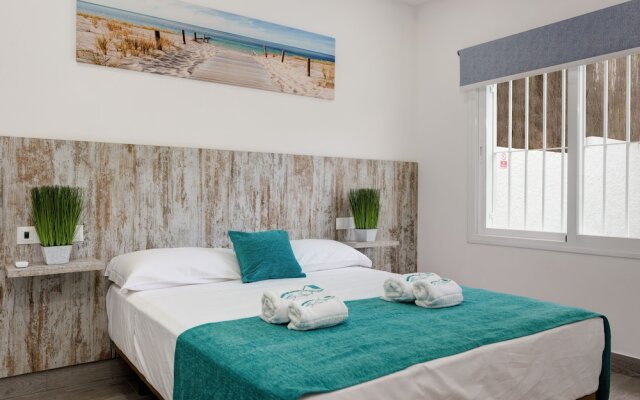 Отель Villas By Seric,15' walking to the beach Торремолинос вид на фасад