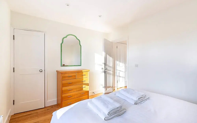 Stylish Chelsea Flat With Luxe Comfort Charm
