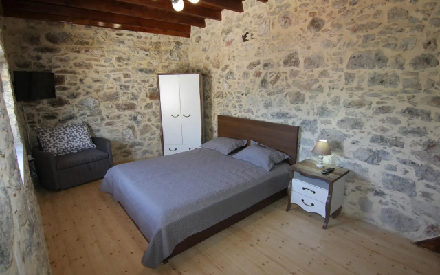 Malia Stone Residence - Secluded Cozy Retreat