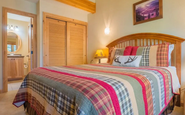 Private Home With A Beautiful Mountain Vista - Woods24 by RedAwning