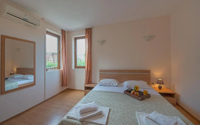 Chateau Del Mar Holiday Apartments