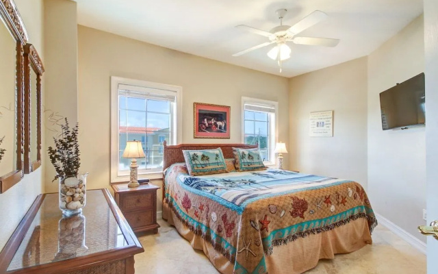 Deluxe Condo at the heart of Main Beach by RedAwning