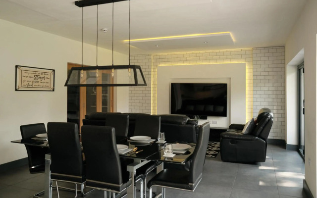 Modern Spacious House - Sleeps 16, Free Parking, Sun Terrace