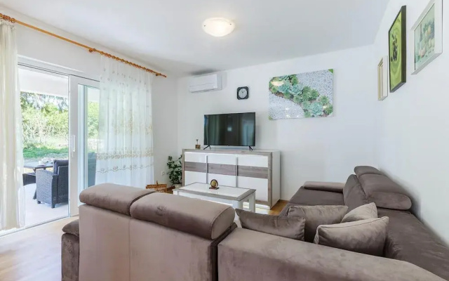 Large Holiday Home With Swimming Pool