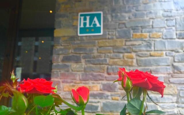 Отель Aparthotel La Vall Blanca Испания, Вьельа Э Михаран - отзывы, цены и фото номеров - забронировать отель Aparthotel La Vall Blanca онлайн вид на фасад