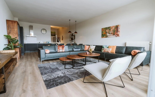 Luxury apartment overlooking the marina for 10 people