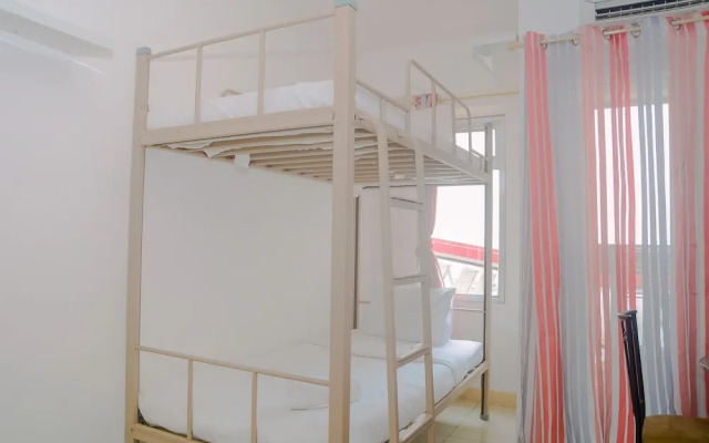 Green Bay Pluit Studio Apartment with 2 Single Beds by Travelio