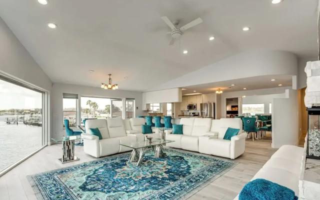 Waterfront Gem: Crystal River Family Home