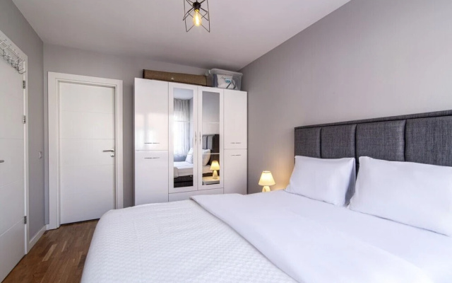 Sleek and Central Flat With Shared Pool in Sisli