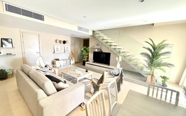 A Stunning Seaview Penthouse; 3bedrooms + Nanny