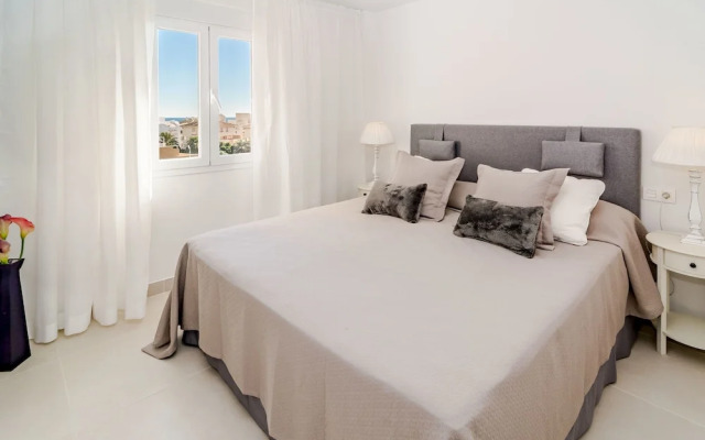 CP- Modern 3 bedroom apt frontline beach
