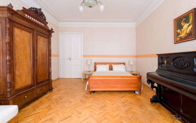 Отель City of Rivers Near Hermitage 4 Rooms Санкт-Петербург комната для гостей