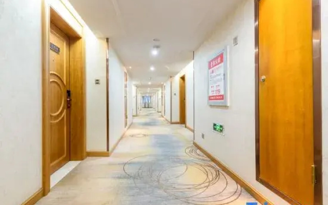 MAX E-Sports Hotel (Baolong Plaza)