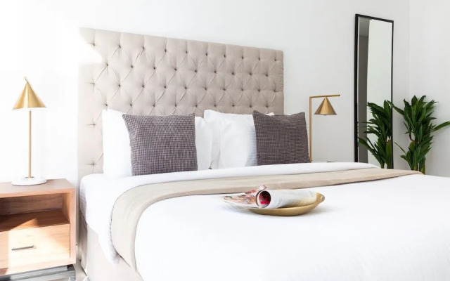 Mesmerizing Upscale 1BR Apartment in Soho Palm Jumeirah