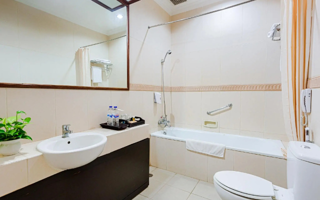 Tuwuh Hotel at Kayutangan