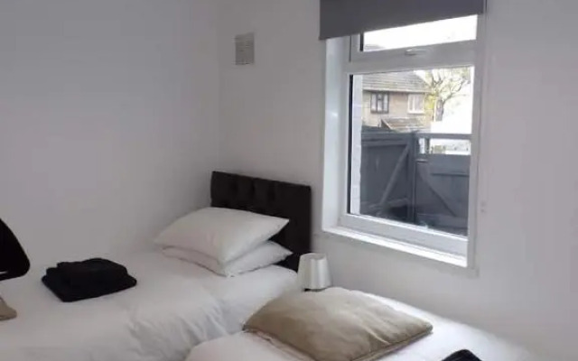 Inviting 3-Bed Apartment in Southend-On-Sea