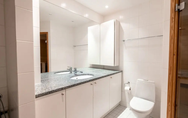 2ndhomes Top Floor 3BR Apartment w Sauna