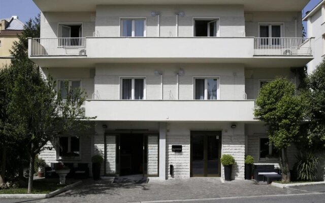 Отель c-hotels Club House Roma вид на фасад