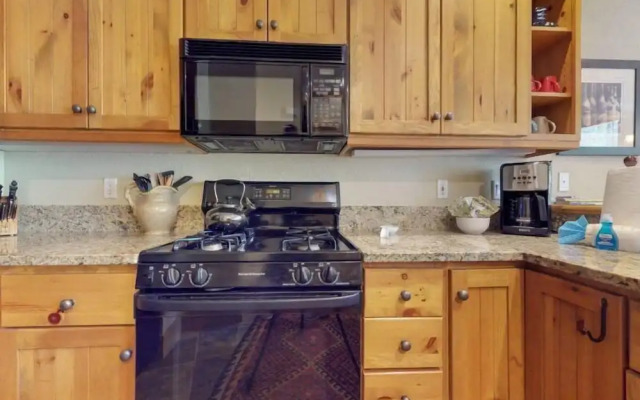 Family Friendly 3 Bedroom Mountain Vacation Rental in Keystone With Complimentary Shuttle Service and Hot Tub Access