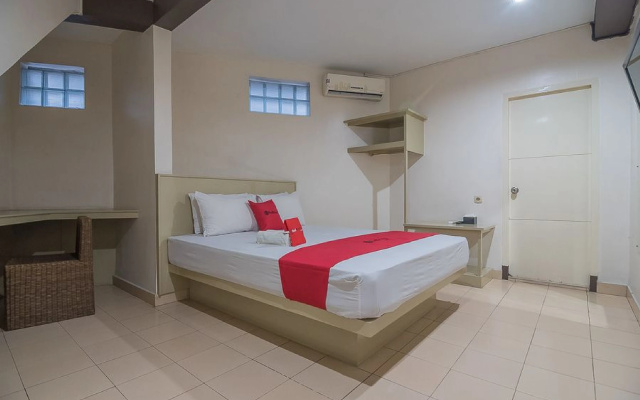RedDoorz plus near Museum Geologi Bandung