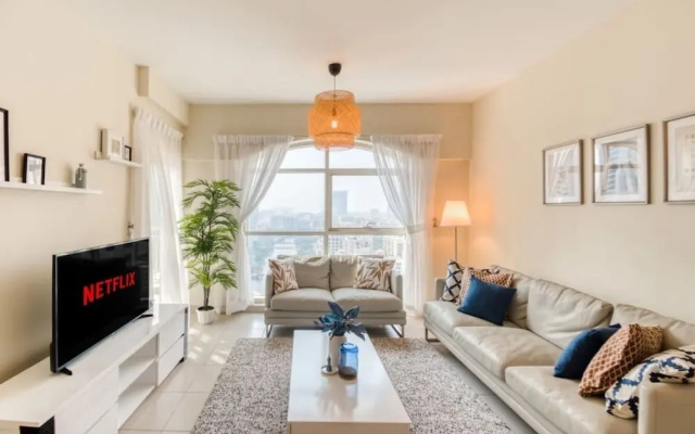 Relaxing, Chic Apartment in The Views