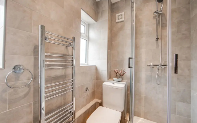 4 Bed - Sleeps 6 - Private Garden - Free Parking