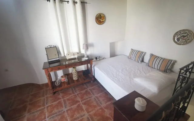 Authentic White House in Paros Lefkes