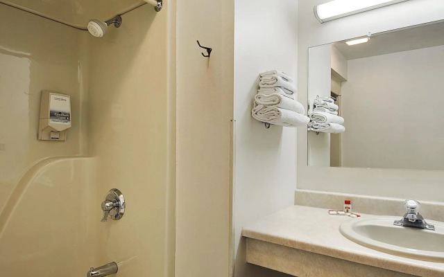 Iron Mountain Inn & Suites MI US 2