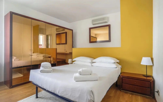 Bright Last-Floor Apartment with Terrace
