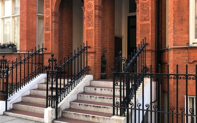 Апартаменты Hans road Apartment Лондон вид на фасад