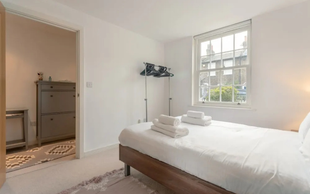 2 Bed Townhouse in Shepherds Bush