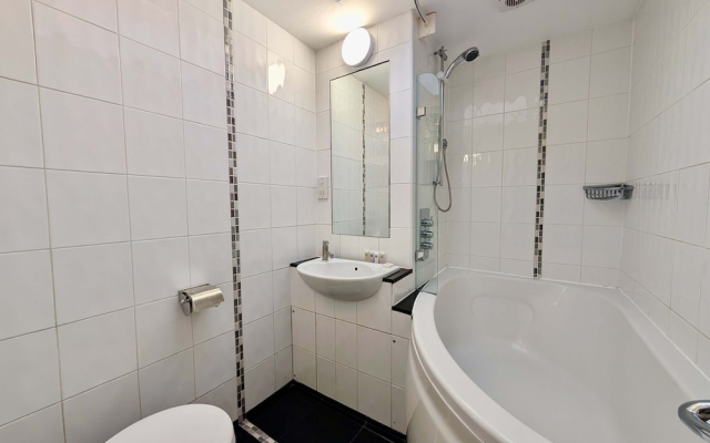 Stunning 4 Bedroom House in Old Windsor