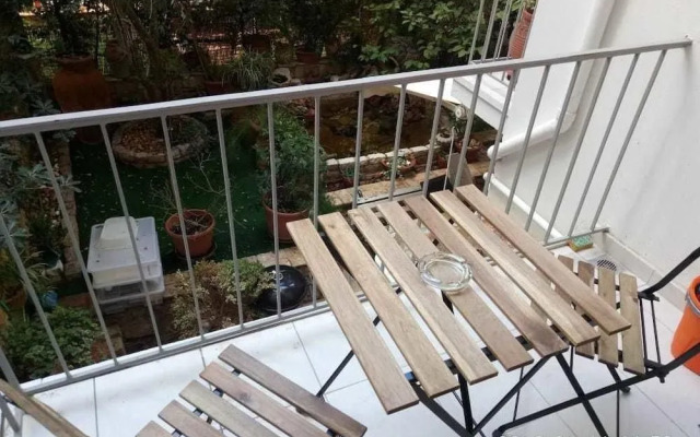 Modern ideally located studio apartment
