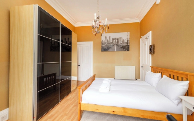 Stylish Southside Flat Near Old Town