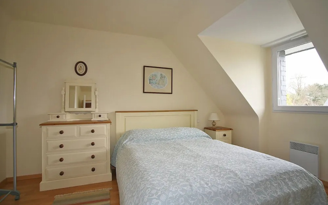 Classic Holiday Home in Riec-sur-bélon With Private Garden