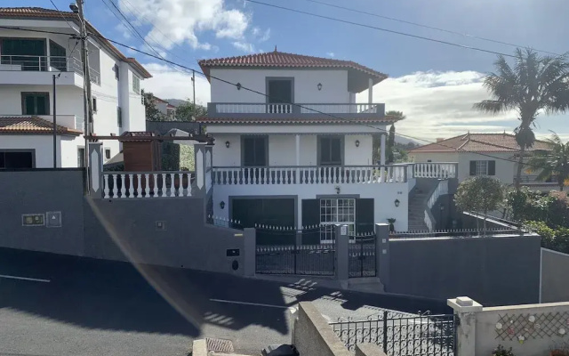 Funchal Apt- Sleeps 2 - Pool & Garden - Madeira