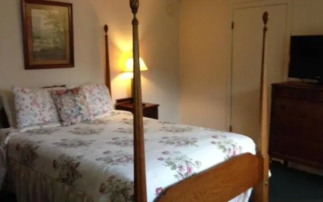 White Columns Motel