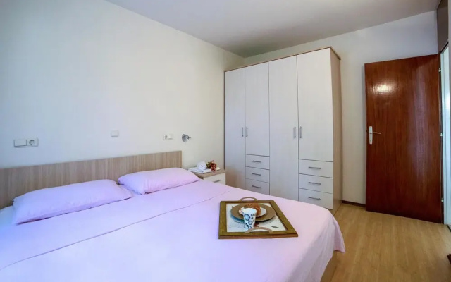 Nice Apartment in Podstrana With 2 Bedrooms and Wifi