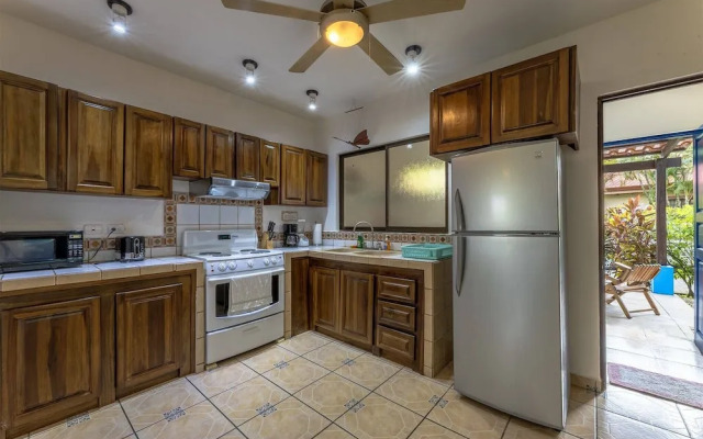 Sunset Villa, Comfortable House Steps From the Beach