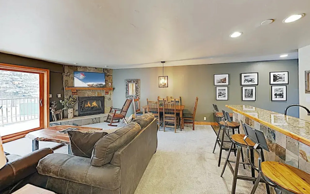 2BR w/ Hot Tub, Pool & Free Shuttle