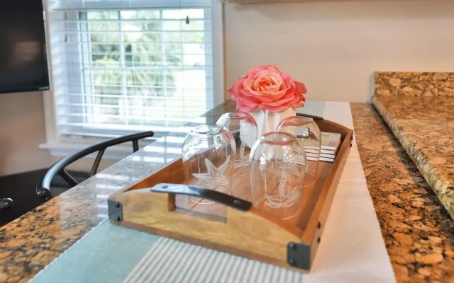Sunshine Hideaway - Large Studio - Pet Friendly