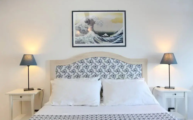 Room in Guest Room - Central Room With Balcony And Amazing Sea View