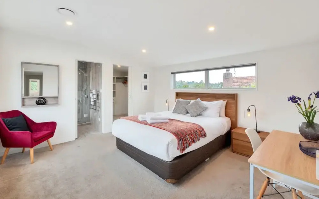 Elegant and Stylish Retreat in Epsom