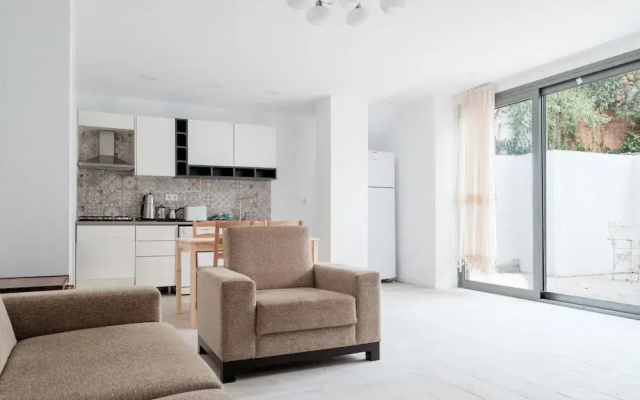 Comfy Flat w Patio 3 min to Beach in Bodrum