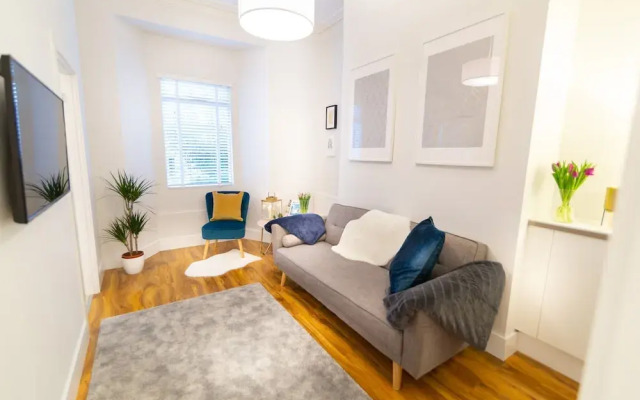 Central Plymouth Apartment By University